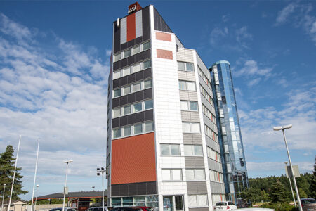 Kouvolassa sijaitsevaan toimistorakennus Ässätorni koki totaalisen julkisivusaneerauksen, kun entinen betonikuorielementtinen julkisivu sai väistyä uuden ja näyttävän peltikasettijulkisivun tieltä.