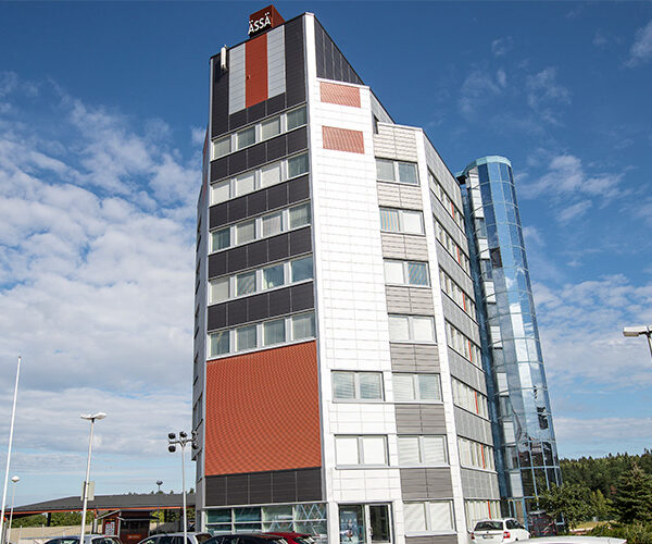 Kouvolassa sijaitsevaan toimistorakennus Ässätorni koki totaalisen julkisivusaneerauksen, kun entinen betonikuorielementtinen julkisivu sai väistyä uuden ja näyttävän peltikasettijulkisivun tieltä.