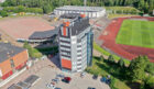 Kouvolassa sijaitsevaan toimistorakennus Ässätorni koki totaalisen julkisivusaneerauksen, kun entinen betonikuorielementtinen julkisivu sai väistyä uuden ja näyttävän peltikasettijulkisivun tieltä.